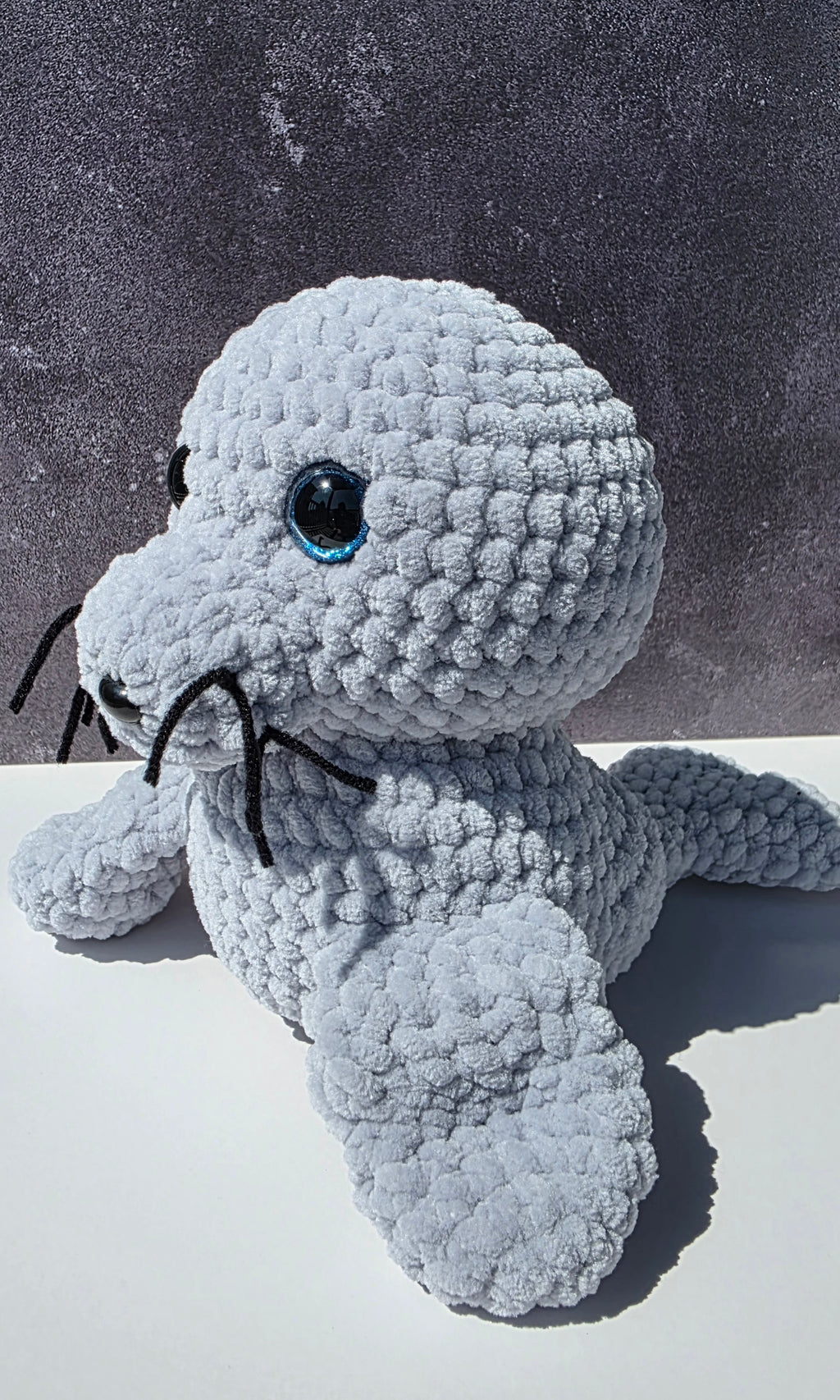 Peluche de foca con ojos de colores brillantes