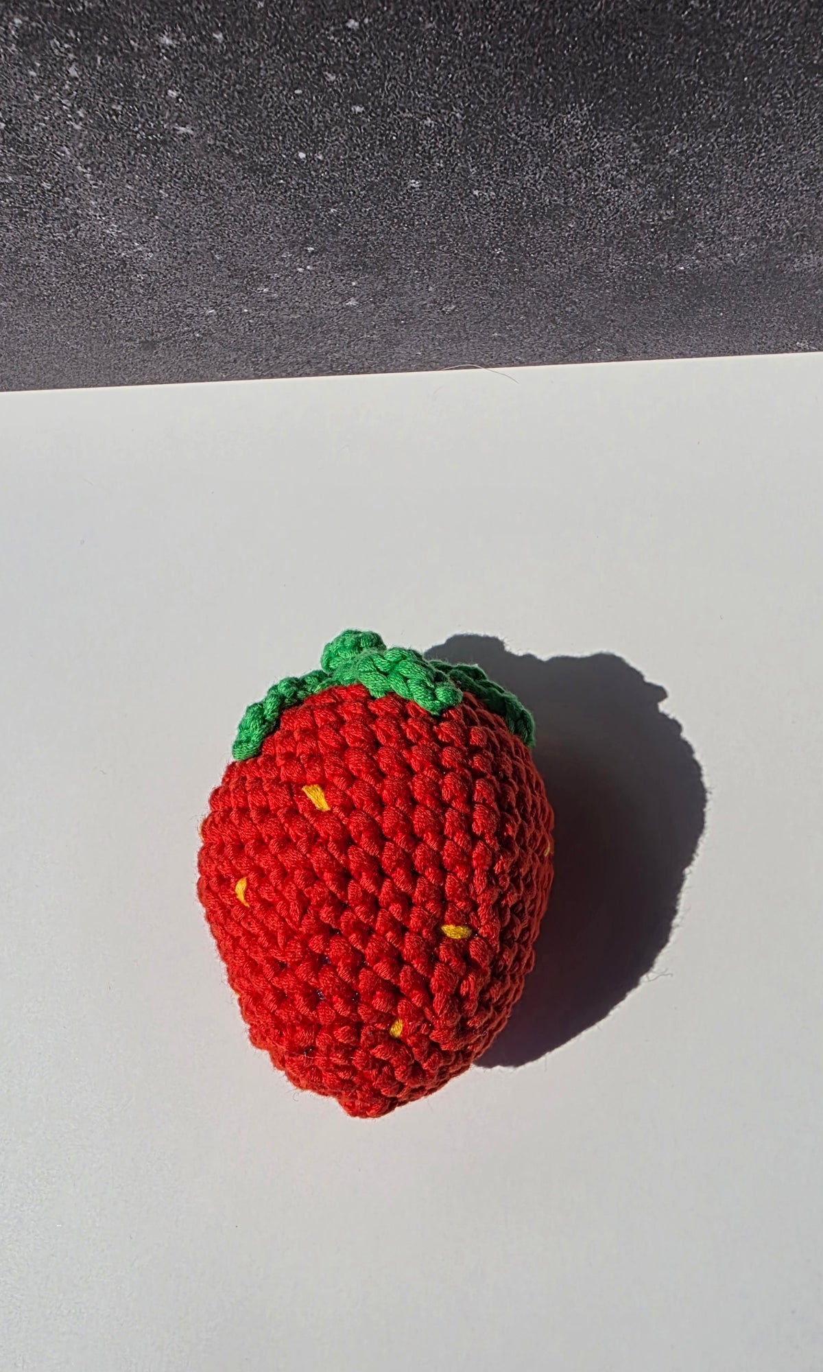Peluche de fresa con ojos negros