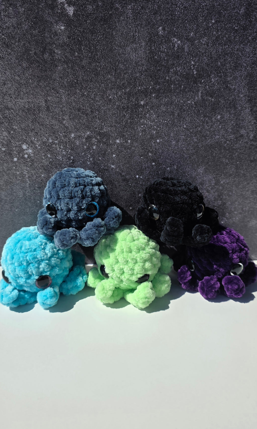 Mini pulpo de peluche con ojos de colores brillantes