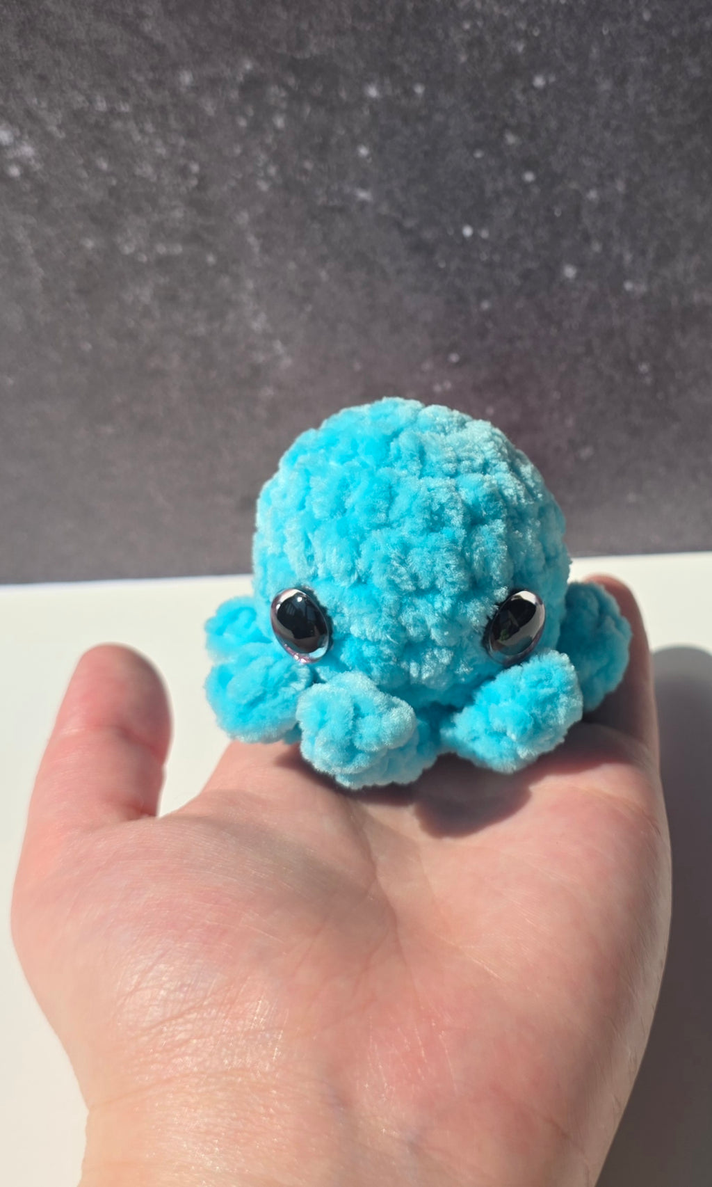 Mini pulpo de peluche con ojos de colores brillantes