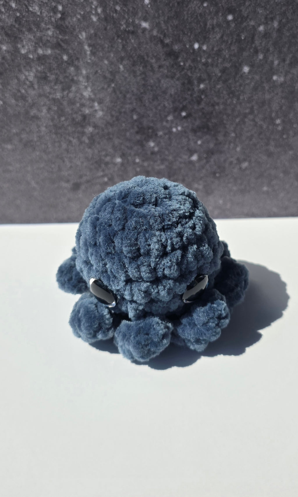Mini pulpo de peluche con ojos de colores brillantes