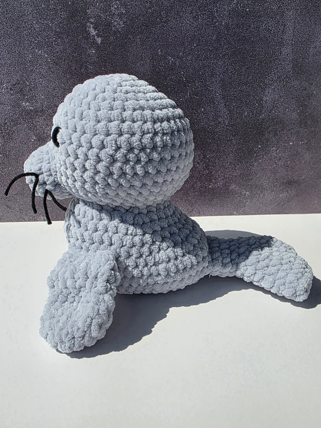 Peluche de foca con ojos de colores brillantes