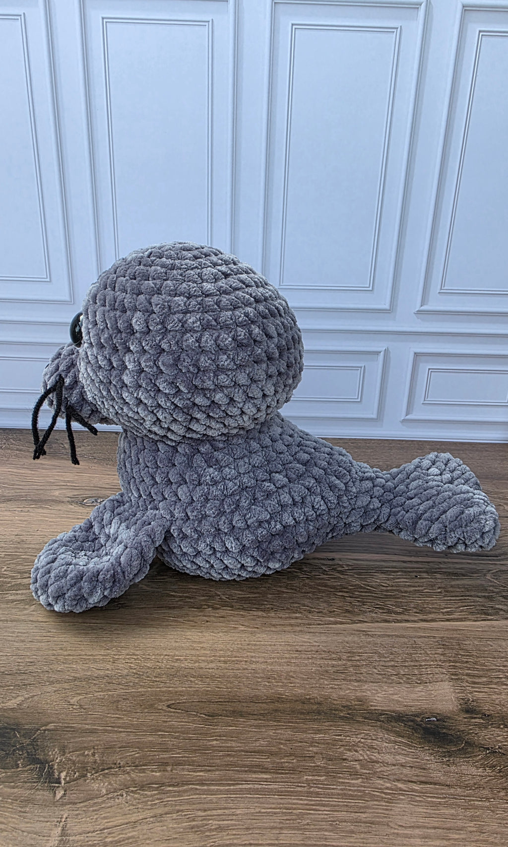 Peluche de foca con ojos de colores brillantes
