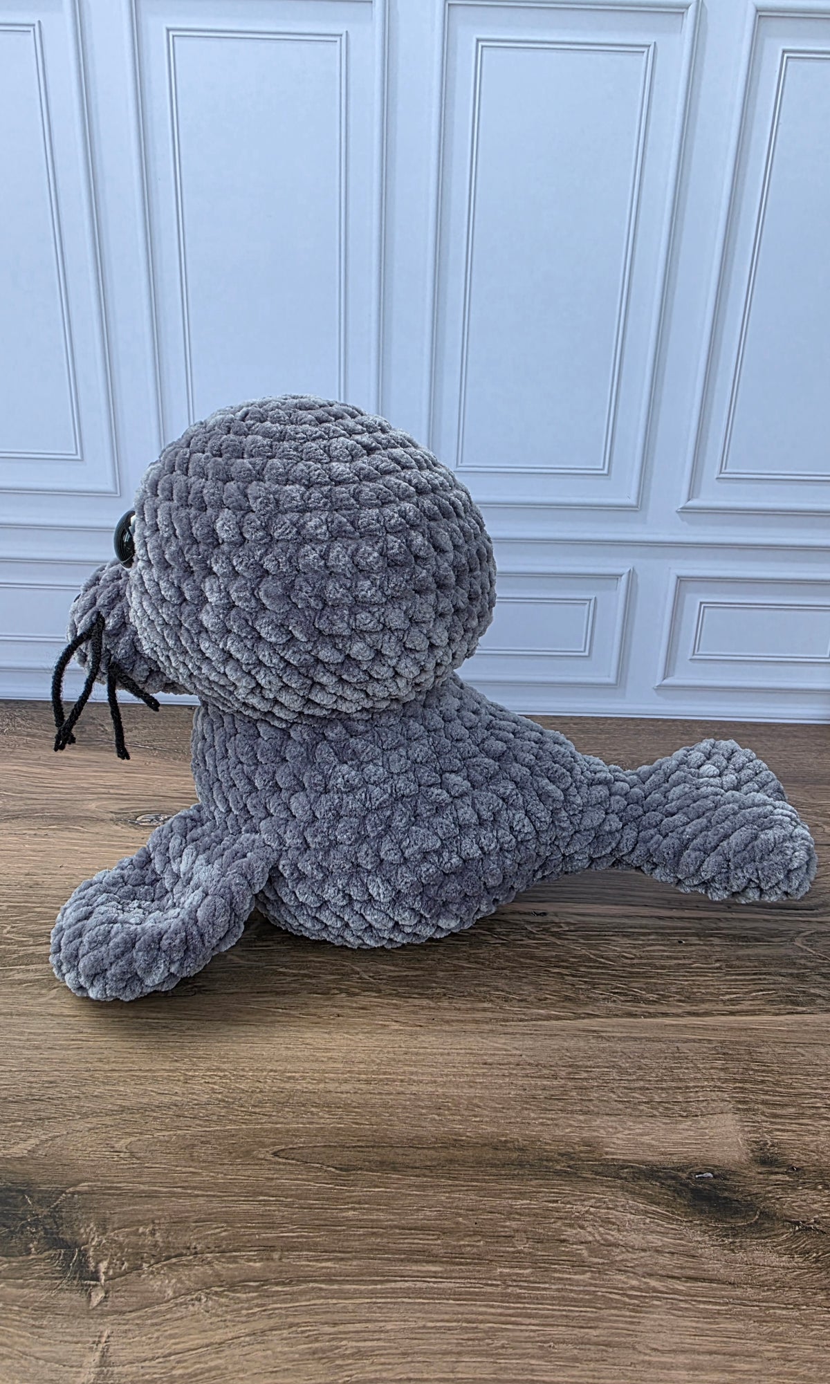 Peluche de foca con ojos de colores brillantes
